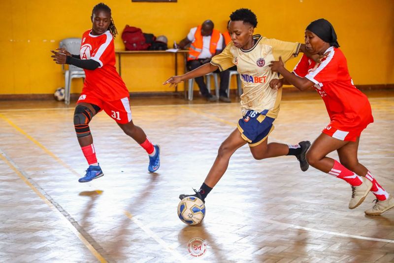 Futsal: taking on two defenders